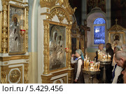 Воскресная литургия в Спасском храме. Московская область, посёлок Андреевка (2013 год). Редакционное фото, фотограф Дмитрий Неумоин / Фотобанк Лори