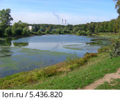 Вид на Бабаевский пруд ранней осенью, район Гольяново, Москва (2011 год). Редакционное фото, фотограф lana1501 / Фотобанк Лори