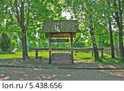 Деревянный колодец и скамейка, Беларусь (2013 год). Стоковое фото, фотограф Марина Шатерова / Фотобанк Лори