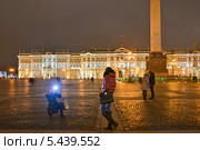 На Дворцовой площади в Петербурге (2013 год). Редакционное фото, фотограф Александр Алексеев / Фотобанк Лори