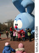 Дети играют на улице с огромной фигурой Смешарика (2009 год). Редакционное фото, фотограф Ирина Терентьева / Фотобанк Лори