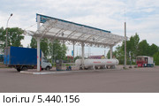 Автомобильная газовая заправочная станция на трассе М9. Стоковое фото, фотограф Виктор Карасев / Фотобанк Лори