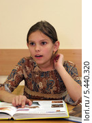 Девочка на уроке. Эмоции от новых знаний (2006 год). Редакционное фото, фотограф Ирина Терентьева / Фотобанк Лори