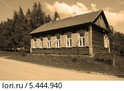 Деревянный деревенский дом, Беларусь (2013 год). Стоковое фото, фотограф Марина Шатерова / Фотобанк Лори