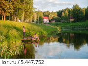 Летний пейзаж с прудом и рыбаками на фоне посёлка. Стоковое фото, фотограф Игорь Низов / Фотобанк Лори