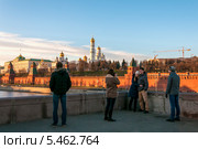 Люди фотографируются на фоне московского кремля (2014 год). Редакционное фото, фотограф Брагин Алексей Георгиевич / Фотобанк Лори