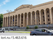 Здание парламента Грузии в центре Тбилиси (2013 год). Стоковое фото, фотограф Евгений Ткачёв / Фотобанк Лори
