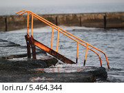 Лестница в море. Стоковое фото, фотограф Андрей Купчинский / Фотобанк Лори
