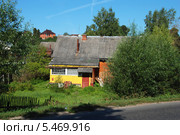 Старый деревянный дом в Волоколамске Московской области (2011 год). Стоковое фото, фотограф lana1501 / Фотобанк Лори