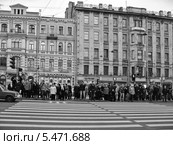 Толпа пешеходов ожидает разрешающего знака светофора, Санкт-Петербург, чб (2011 год). Редакционное фото, фотограф Корнилова Светлана / Фотобанк Лори