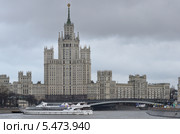 Москва, высотный дом на Котельнической набережной в пасмурную, дождливую погоду (2014 год). Редакционное фото, фотограф Овчинникова Ирина / Фотобанк Лори