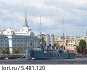 Крейсер Аврора на фоне Нахимовского училища (2013 год). Редакционное фото, фотограф Сергей Федулов / Фотобанк Лори