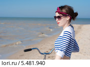 Девушка с велосипедом на морском пляже. Стоковое фото, фотограф Елизавета Александрова / Фотобанк Лори