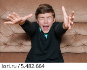 Мальчик-подросток закрыл глаза и тянет руки вверх. Стоковое фото, фотограф Игорь Низов / Фотобанк Лори