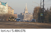 Город Красноярск. Дорожное движение на набережной (2014 год). Редакционное видео, видеограф Konstantin Kartashov / Фотобанк Лори