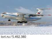 Транспортный самолёт Ил-76 ВВС России. Взлет в облаке снежной пыли (2014 год). Редакционное фото, фотограф Александр Тарасенков / Фотобанк Лори