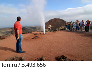 Туристы смотрят на пар гейзера Тиманфайя (2008 год). Редакционное фото, фотограф Знаменский Олег / Фотобанк Лори
