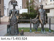 Скульптурная композиция "Дама с собачкой" на набережной Ялты (2014 год). Редакционное фото, фотограф V.Ivantsov / Фотобанк Лори