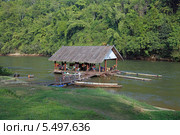 Причал и лодки с туристами на реке Квай (River Kwai). Королевство Таиланд (2013 год). Редакционное фото, фотограф Григорий Писоцкий / Фотобанк Лори