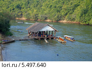 Причал и лодки с туристами на реке Квай (River Kwai). Королевство Таиланд (2013 год). Стоковое фото, фотограф Григорий Писоцкий / Фотобанк Лори
