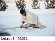 Святое крещение,окунание православного креста в воду (2014 год). Редакционное фото, фотограф Иван Карпов / Фотобанк Лори