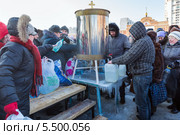 Люди пришли за крещенской водой. Храм иконы Божией Матери "Троеручица" на Каширском шоссе в Орехове-Борисове. Москва (2014 год). Редакционное фото, фотограф Сергей Лаврентьев / Фотобанк Лори
