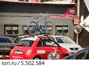 Автомобиль с велосипедом на крыше в багажнике на дизайн-заводе "FLACON" (2013 год). Редакционное фото, фотограф Алёшина Оксана / Фотобанк Лори