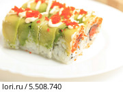 Японская кухня. Роллы с лососем, авокадо, мягким сыром и соусом унаги. Стоковое фото, фотограф Яна Королёва / Фотобанк Лори