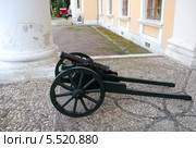 Старинная пушка в усадьбе Архангельское (2013 год). Редакционное фото, фотограф Глазков Владимир / Фотобанк Лори