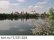 Красивый вид на Измайловский кремль и Серебряно-Виноградный пруд весной солнечным днем в Москве (2013 год). Редакционное фото, фотограф lana1501 / Фотобанк Лори
