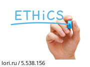 Рука с маркером пишет слово "Ethics" Стоковое фото, фотограф Ивелин Радков / Фотобанк Лори