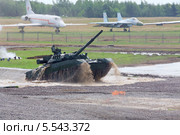 Танк Т-90 на втором Международном форуму инженерных технологий 2012, 25 июня 2012 года в Жуковском недалеко от Москвы, Россия. Редакционное фото, фотограф Losevsky Pavel / Фотобанк Лори