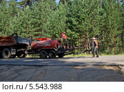 Ямочный ремонт на дороге, Тверская область (2013 год). Редакционное фото, фотограф Елена Коромыслова / Фотобанк Лори