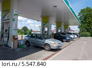 Автомобили на заправке BP (2012 год). Редакционное фото, фотограф Володина Ольга / Фотобанк Лори