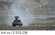 Самоходный зенитный пушечно-ракетный комплекс, военные учения на полигоне. Стоковое видео, видеограф Игорь Долгов / Фотобанк Лори