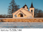Троицкая церковь на территории заповедника, построенная в 1906 году по проекту В.Д.Поленова, при вечернем закатном солнце (2014 год). Редакционное фото, фотограф Игорь Низов / Фотобанк Лори