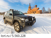 Автомобиль Toyota Land Cruiser 100 на фоне Успенской церкви (Никола-на-Рене) в деревне Никола-Реня (2014 год). Редакционное фото, фотограф Сергей Лаврентьев / Фотобанк Лори