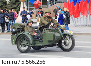 Бойцы на военном мотоцикле М72 (2013 год). Редакционное фото, фотограф Анатолий Матвейчук / Фотобанк Лори
