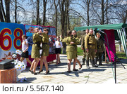 Выступление школьников на праздновании Дня Победы 9 мая (2013 год). Редакционное фото, фотограф Елена Коромыслова / Фотобанк Лори