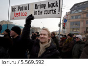 Мужчина несет плакат с надписью на английском языке "Mr. Putin bring back justice in the courts!" на шествии "В поддержку политзаключенных" по бульварному кольцу города Москвы, 2 февраля 2014. Редакционное фото, фотограф Николай Винокуров / Фотобанк Лори