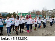 Флешмоб – 100-метровка в уггах в поддержку Олимпиады-2014. Разминка на старте. Ростов-на-Дону. Редакционное фото, фотограф Олег Пчелов / Фотобанк Лори
