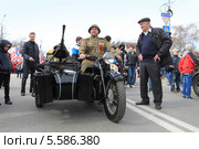 Удивленный ветеран и мотоцикл М72 (2013 год). Редакционное фото, фотограф Анатолий Матвейчук / Фотобанк Лори