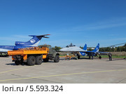 Международный авиационно-космический салон МАКС-2013. Буксировка самолета МиГ-29 ЛЛ летно-исследовательского института им. М.М.Громова. Редакционное фото, фотограф Игорь Долгов / Фотобанк Лори