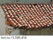 Черепичная крыша (2013 год). Редакционное фото, фотограф Михаил Смирнов / Фотобанк Лори