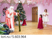 Сценка на новогоднем представлении с участием Деда Мороза (2013 год). Редакционное фото, фотограф Кекяляйнен Андрей / Фотобанк Лори