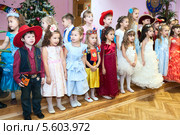 Дети выступают на сцене в детском саду (2013 год). Редакционное фото, фотограф Кекяляйнен Андрей / Фотобанк Лори