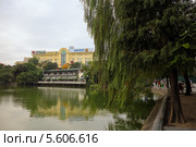Вьетнам. Ханой. Парк, озеро Возвращенного меча (2013 год). Редакционное фото, фотограф Валентина Качалова / Фотобанк Лори