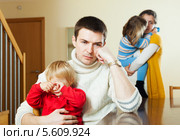 Молодая семья с двумя маленькими детьми после конфликта у себя дома. Стоковое фото, фотограф Яков Филимонов / Фотобанк Лори