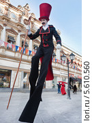 Ходулисты на уличном празднике масленицы (2013 год). Редакционное фото, фотограф Victoria Demidova / Фотобанк Лори