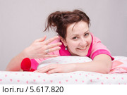 Девушка в постели, рада подаренному кольцу. Стоковое фото, фотограф Иванов Алексей / Фотобанк Лори